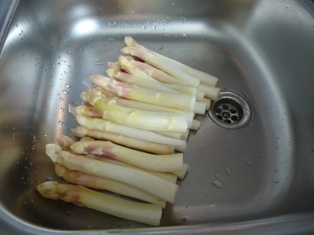 Beilagen : Spargelspitzen aus der Assiette mit Salzkartoffeln an Petersiliensoße - Rezept - Bild Nr. 4