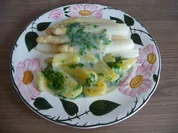 Beilagen : Spargelspitzen aus der Assiette mit Salzkartoffeln an Petersiliensoße - Rezept