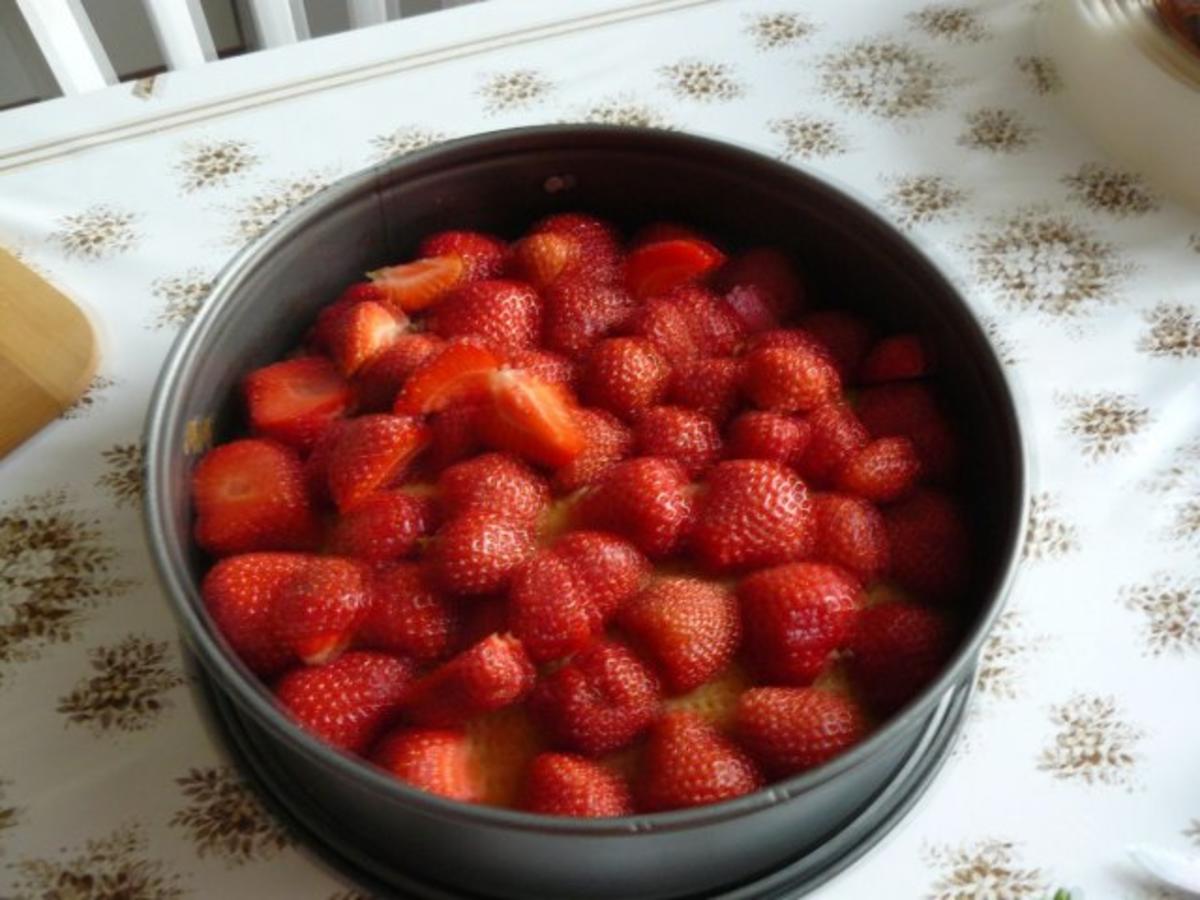 Sahnequarktorte mit Erdbeeren - Rezept - Bild Nr. 2