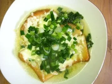 Rezept: Frühlingszwiebelsuppe mit Zwieback Frühlingszwiebelsuppe mit Zwieback - Rezept