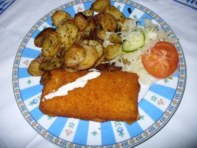 Fischfilet mit Bratkartoffeln und Remouladensoße - Rezept