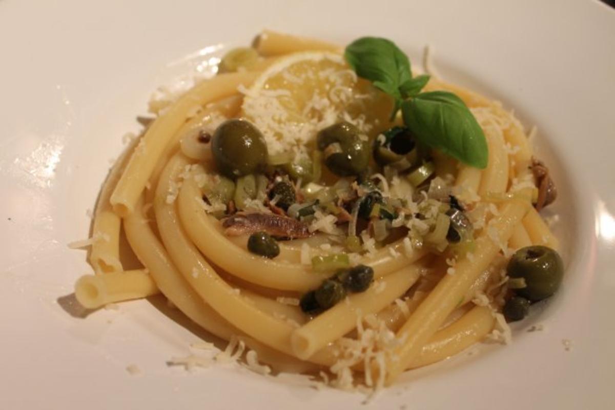 Spaghetti mit Sardellen, Kapern & Oliven - Rezept