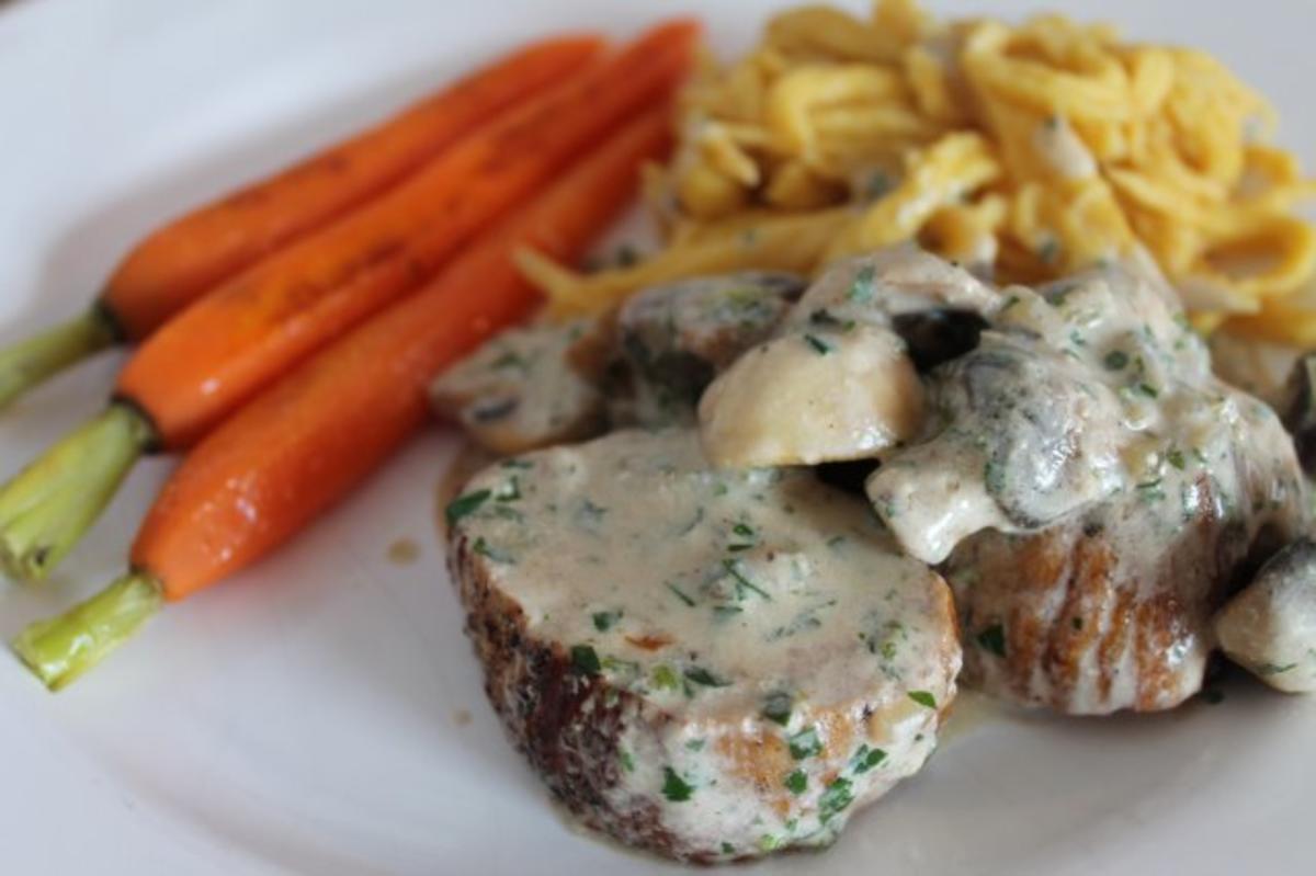 Schweinefilet mit Spätzle und Möhrchen - Rezept