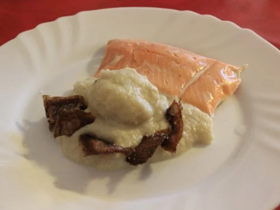 Lachsforellenfilet auf Blumenkohlcreme mit Kartoffelchip und Muskatblütenbröseln - Rezept