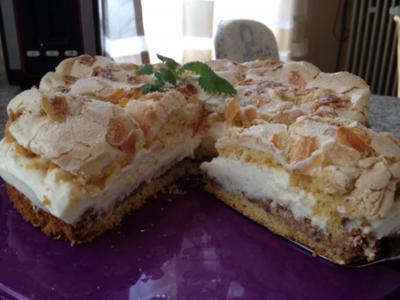 Rezept: Zitronen-Sahnetorte mit Mandel-Baiser-Haube Zitronen-Sahnetorte mit Mandel-Baiser-Haube - Rezept