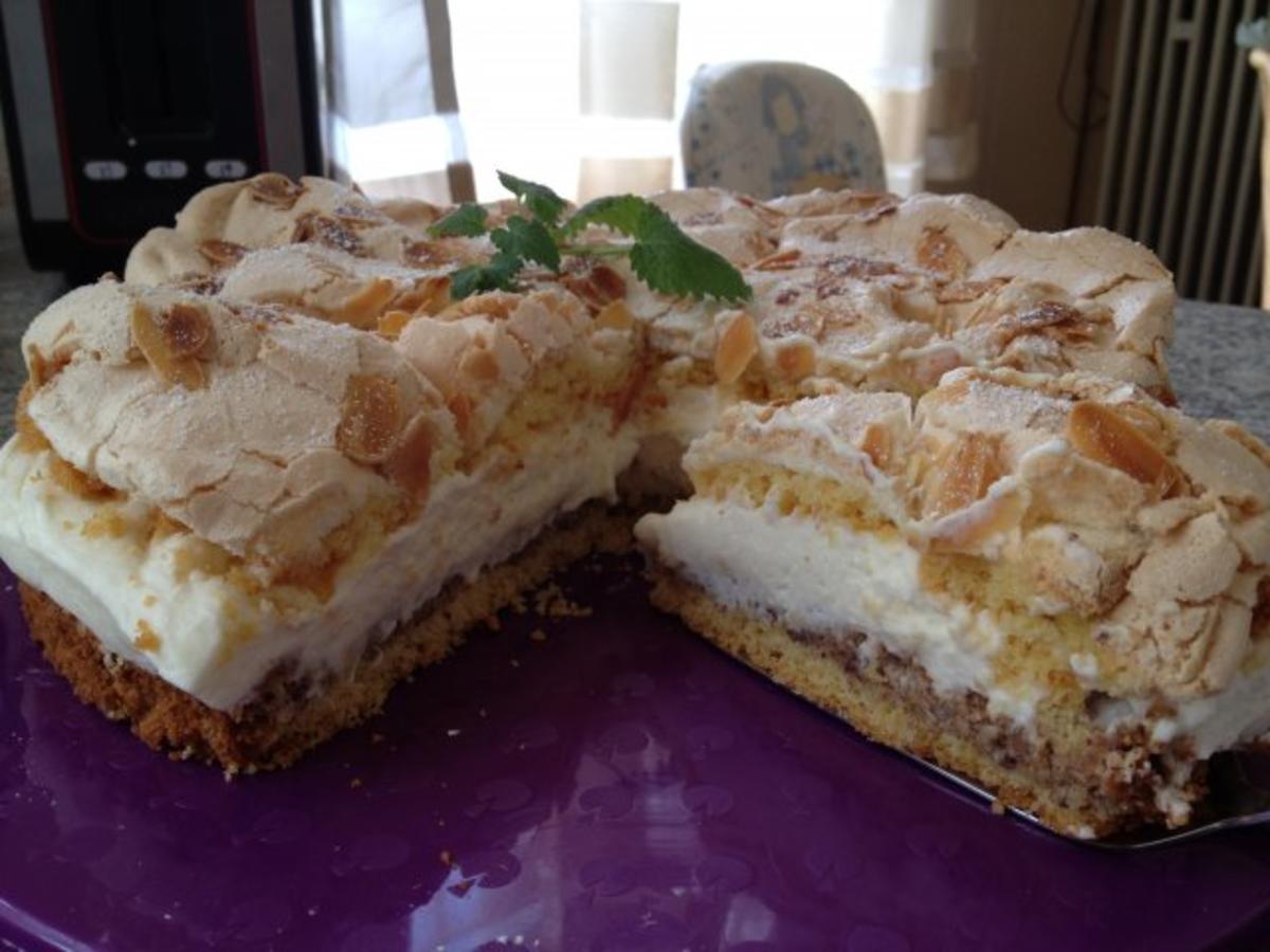 Zitronen-Sahnetorte mit Mandel-Baiser-Haube - Rezept - kochbar.de