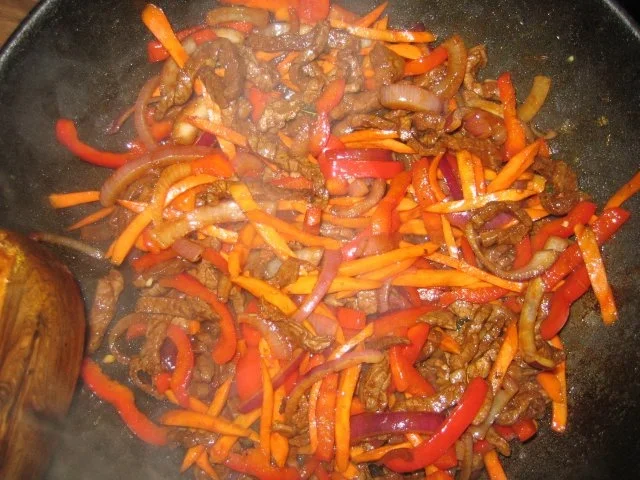 Rezept: scharfes Rindfleisch mit Möhren, Zwiebeln und Paprika scharfes Rindfleisch mit Möhren, Zwiebeln und Paprika - Rezept