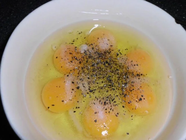 Omelette aus Ungarn mit der zweiten Hälfte vom ungarischen Paprikaknacker - Rezept - Bild Nr. 3