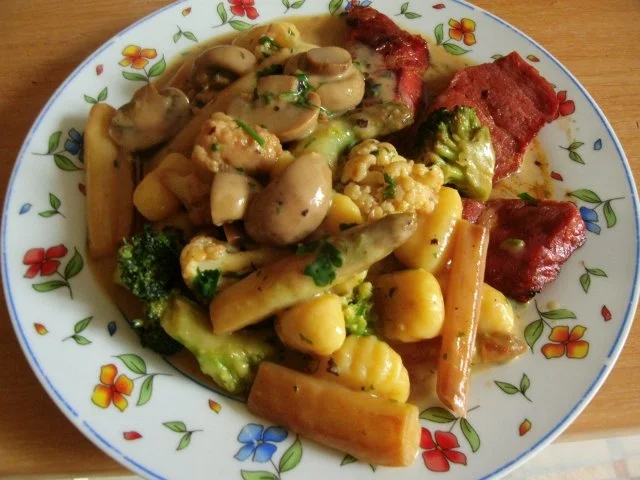 Gemüse in Käsesosse mit Kasselerlachsen und Gnocchi - Rezept