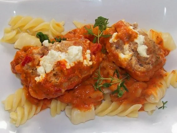 Feurige gefüllte Minipaprika mit cremiger Tomatensoße - Rezept