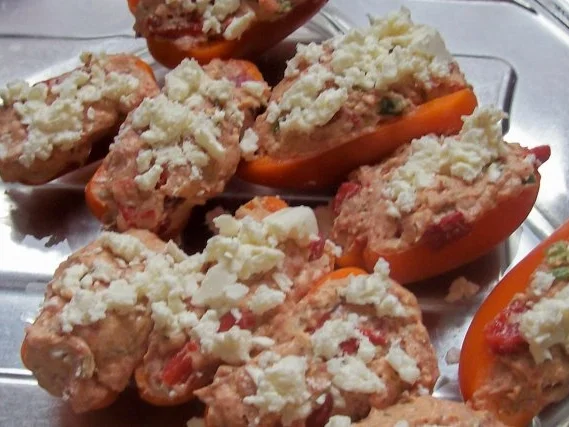 Feurige gefüllte Minipaprika mit cremiger Tomatensoße - Rezept - Bild Nr. 3