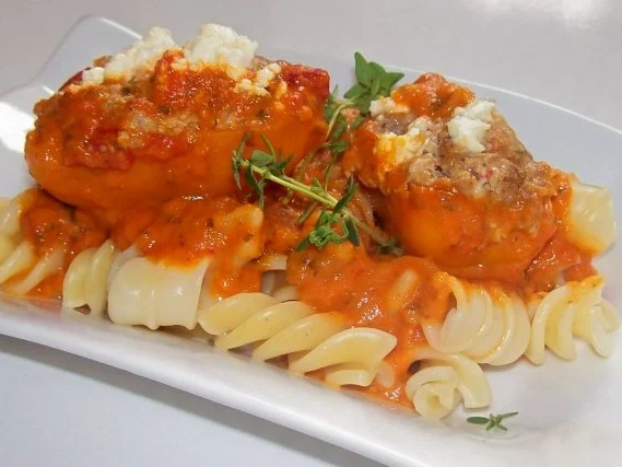 Feurige gefüllte Minipaprika mit cremiger Tomatensoße - Rezept - Bild Nr. 8