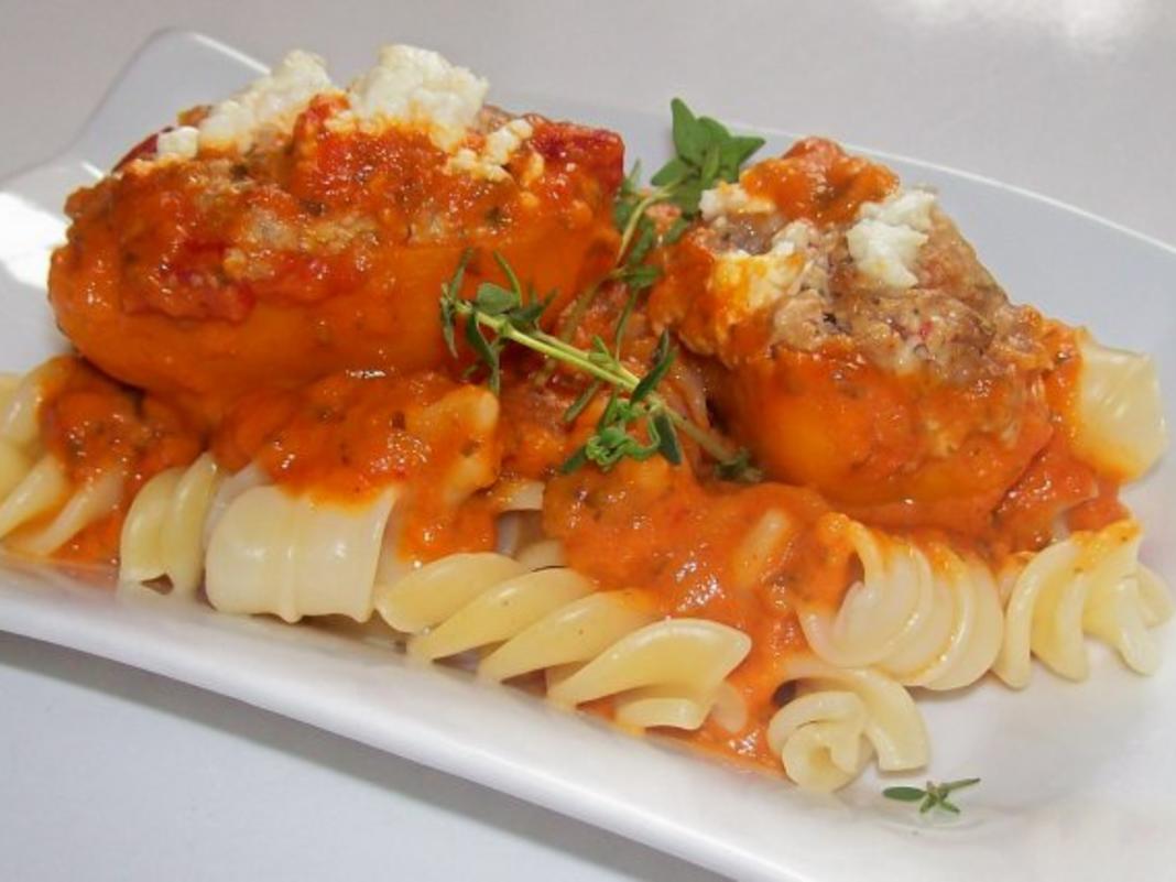 Feurige gefüllte Minipaprika mit cremiger Tomatensoße - einfach - 99 ...