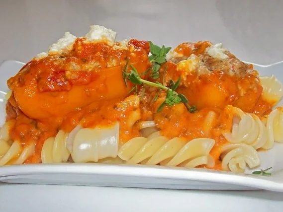 Feurige gefüllte Minipaprika mit cremiger Tomatensoße - Rezept - Bild Nr. 9