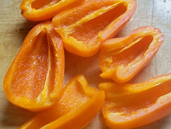 Feurige gefüllte Minipaprika mit cremiger Tomatensoße - Rezept - Bild Nr. 2