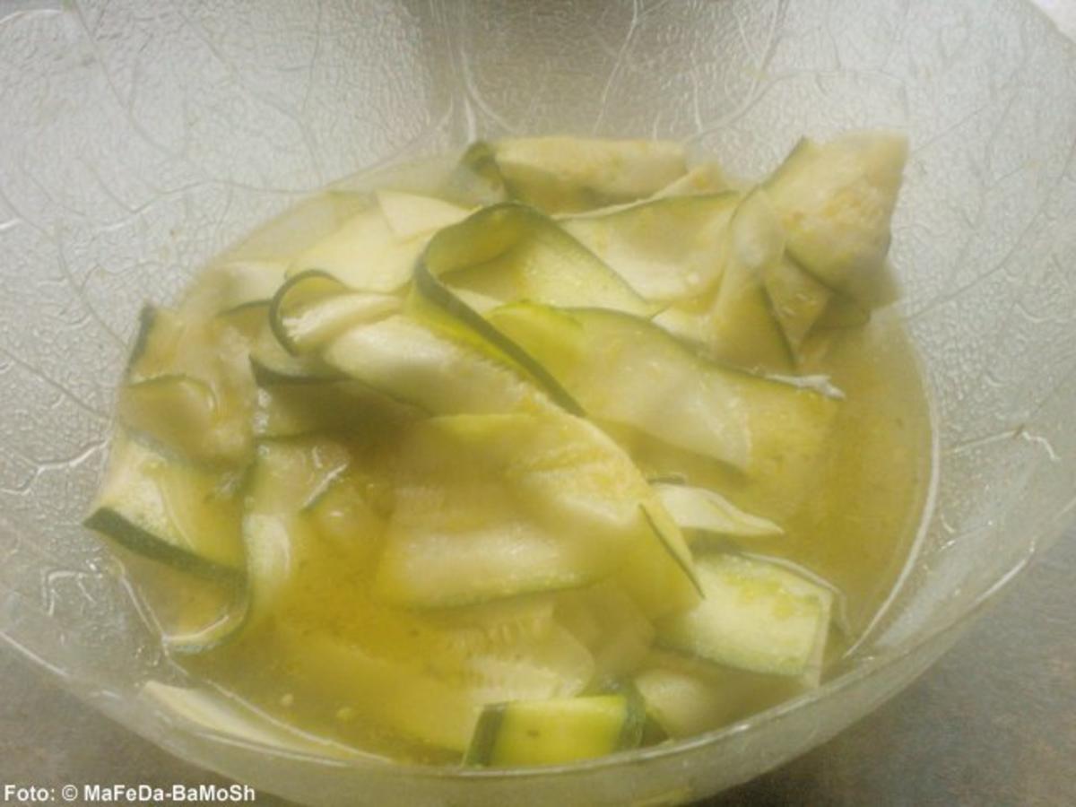 Bilder für Zucchini-Salat in Zitronen-Vinaigrette - Rezept