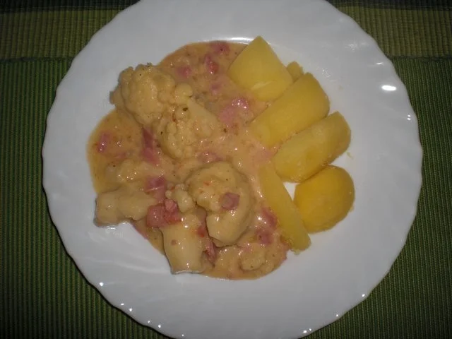 Blumenkohl mit Schinkensoße und Kartoffeln - Rezept