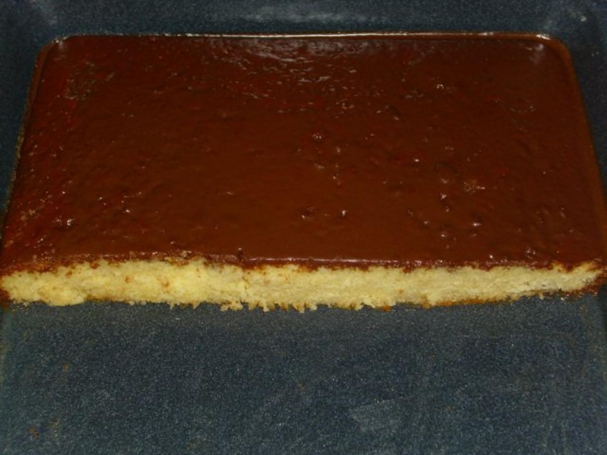 schneller Eierlikör Blechkuchen mit Schokoladeguß - Rezept - kochbar.de