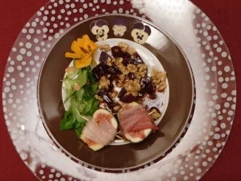 Feigen im Speckmantel auf Feldsalat an Walnüssen und Rote Bete (Jessica Wahls) - Rezept