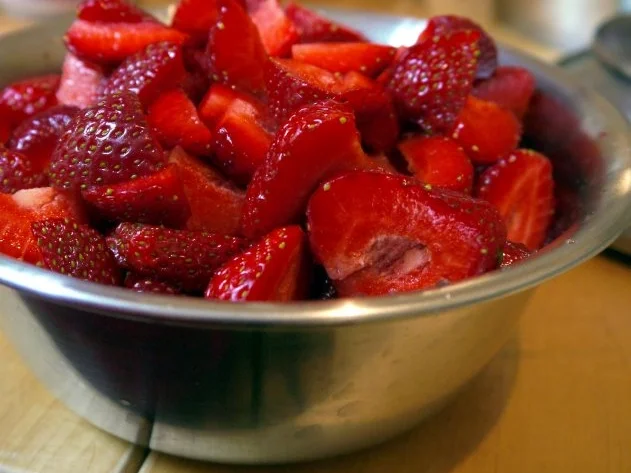 Rezept: Erdbeersamt mit Cointreau Bild Nr. 3 Erdbeersamt mit Cointreau - Rezept - Bild Nr. 3