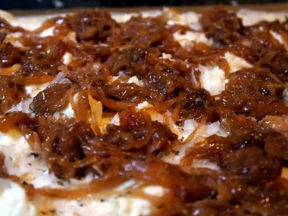 Rezept: Karamellisierter Zwiebelkuchen Bild Nr. 8 Karamellisierter Zwiebelkuchen - Rezept - Bild Nr. 8