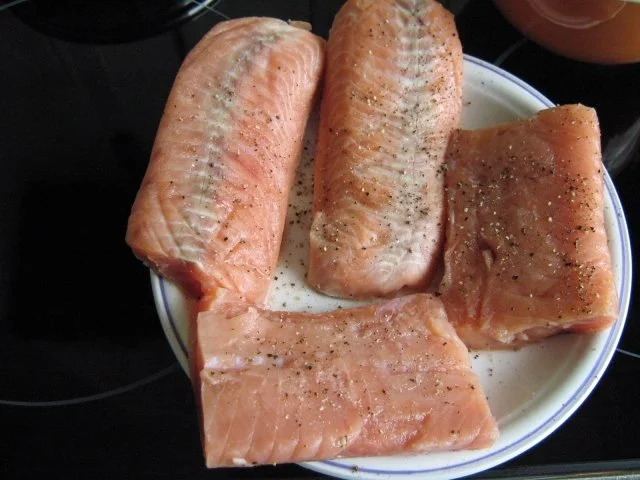 Rezept: Wildlachsfilets mit Creme fraîche-Kräuter-Senf-Dill-Haube Bild Nr. 2 Wildlachsfilets mit Creme fraîche-Kräuter-Senf-Dill-Haube - Rezept - Bild Nr. 2