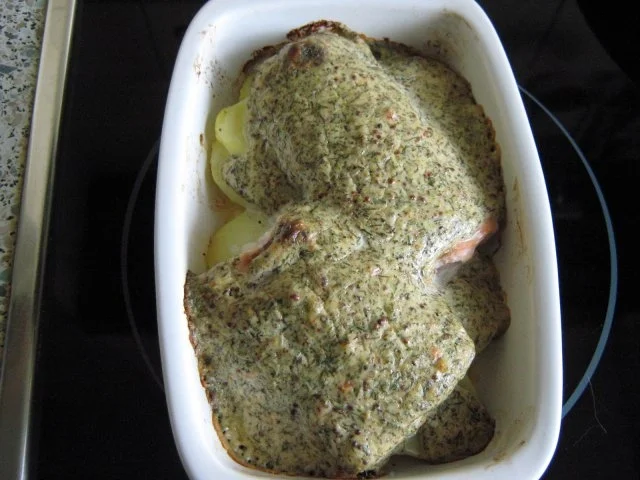 Rezept: Wildlachsfilets mit Creme fraîche-Kräuter-Senf-Dill-Haube Wildlachsfilets mit Creme fraîche-Kräuter-Senf-Dill-Haube - Rezept