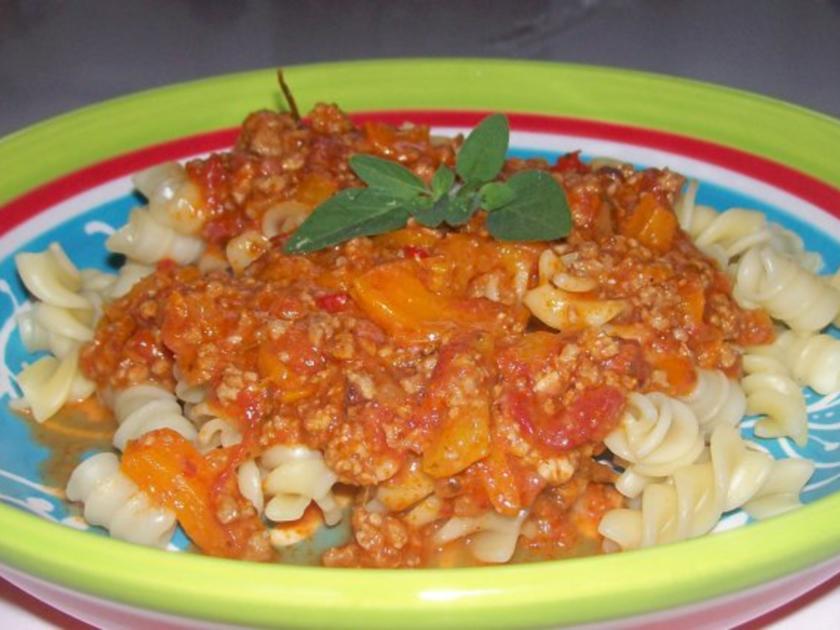 Aus der Pastaküche: Würzige Paprika Hack Soße mit Feta und Kräutern ... Aus der Pastaküche: Würzige Paprika Hack Soße mit Feta und Kräutern ...