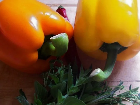 Aus der Pastaküche: Würzige Paprika-Hack-Soße mit Feta und Kräutern - Rezept - Bild Nr. 2