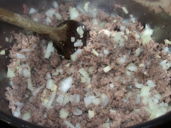 Aus der Pastaküche: Würzige Paprika-Hack-Soße mit Feta und Kräutern - Rezept - Bild Nr. 3