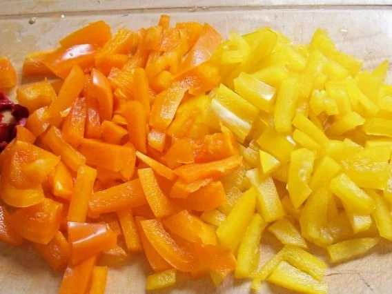 Aus der Pastaküche: Würzige Paprika-Hack-Soße mit Feta und Kräutern - Rezept - Bild Nr. 4