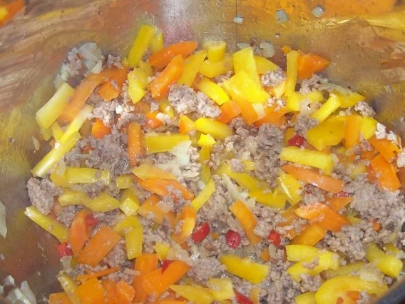 Aus der Pastaküche: Würzige Paprika-Hack-Soße mit Feta und Kräutern - Rezept - Bild Nr. 5