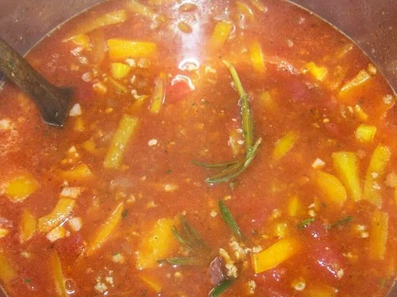 Aus der Pastaküche: Würzige Paprika-Hack-Soße mit Feta und Kräutern - Rezept - Bild Nr. 6