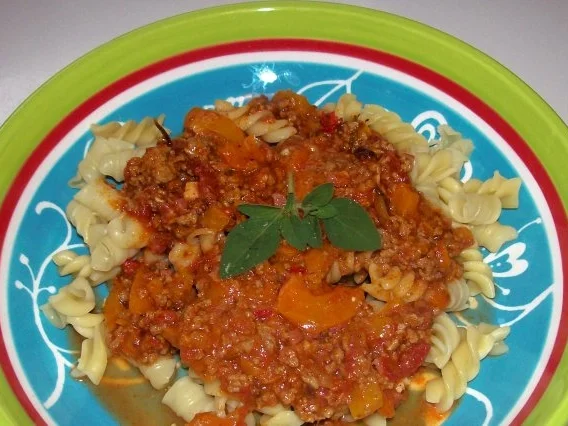 Aus der Pastaküche: Würzige Paprika-Hack-Soße mit Feta und Kräutern - Rezept - Bild Nr. 7