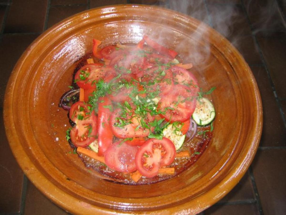 Marokkanische Fleisch-Tajine mit Zwiebeln, Tomaten und Kartoffeln ...