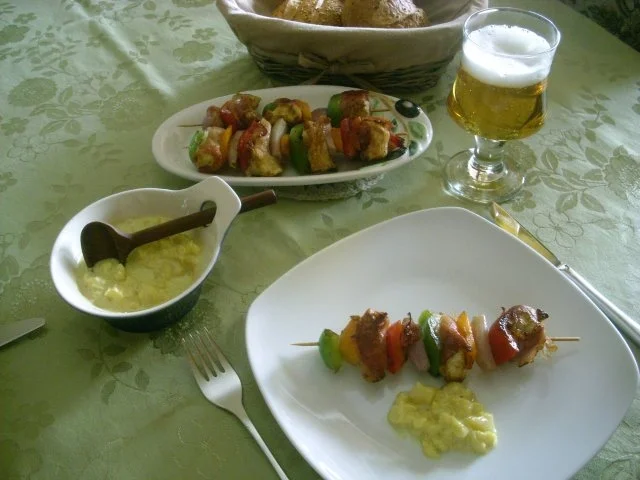 Rezept: Fruchtige Hähnchenspieße mit Apfel-Curry-Dip>> Fruchtige Hähnchenspieße mit Apfel-Curry-Dip>> - Rezept