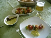 Rezept: Fruchtige Hähnchenspieße mit Apfel-Curry-Dip>> Fruchtige Hähnchenspieße mit Apfel-Curry-Dip>> - Rezept