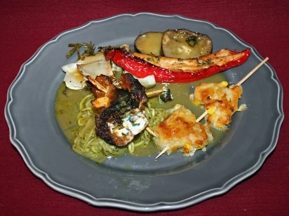 Rucola-Seitan-Roulade auf Zucchinibett mit Senf-Feigensoße und gefüllten Antipasti - Rezept