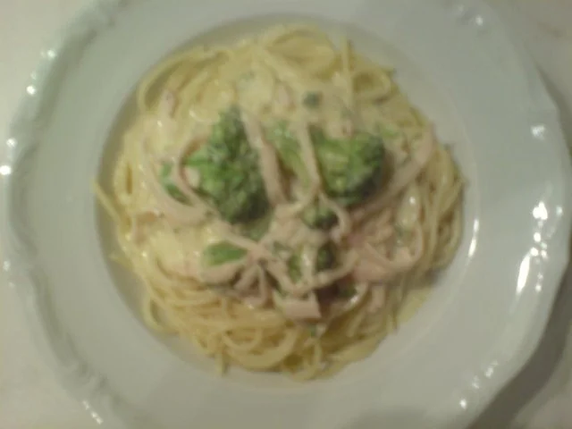 spaghetti an brokkoli-rahm mit kasslerstreifen - Rezept