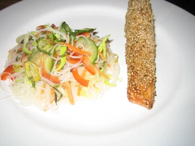 Rezept: Sesamlachs mit Glasnudelsalat Sesamlachs mit Glasnudelsalat - Rezept