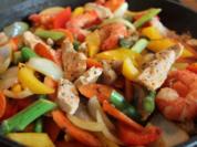 Hähnchenpfanne mit Gemüse und Garnelen - Rezept