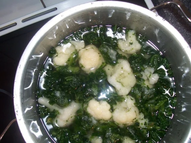 Knoblauchspinat, Blumenkohl püriert dazu Paprikagemüse mit Hähnchenkasseler - Rezept - Bild Nr. 3