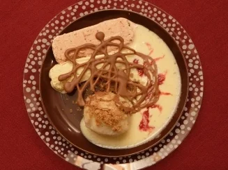 Rezept: Kartoffel-Quarkknödel mit Pralinenkern an Pflaumen- und Feigeneis (Jessica Wahls) Kartoffel-Quarkknödel mit Pralinenkern an Pflaumen- und Feigeneis (Jessica Wahls) - Rezept