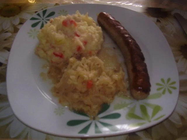 Rostbratwurst ~ Kartoffelstampf mit Speck und Paprika ~ Sauerkraut - Rezept