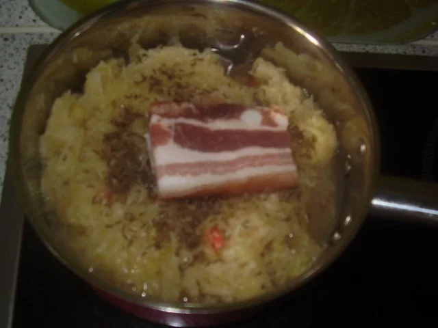 Rostbratwurst ~ Kartoffelstampf mit Speck und Paprika ~ Sauerkraut - Rezept - Bild Nr. 3