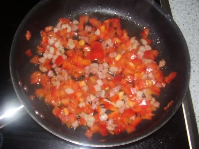 Rostbratwurst ~ Kartoffelstampf mit Speck und Paprika ~ Sauerkraut - Rezept - Bild Nr. 5