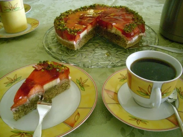 Rezept: Erdbeertorte mit Dinkelvollkornmehl und Olivenöl>> Erdbeertorte mit Dinkelvollkornmehl und Olivenöl>> - Rezept