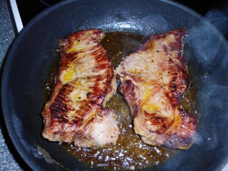 Roastbeef mit karamellisierten Walnüssen, dazu Rucola mit Dressing und