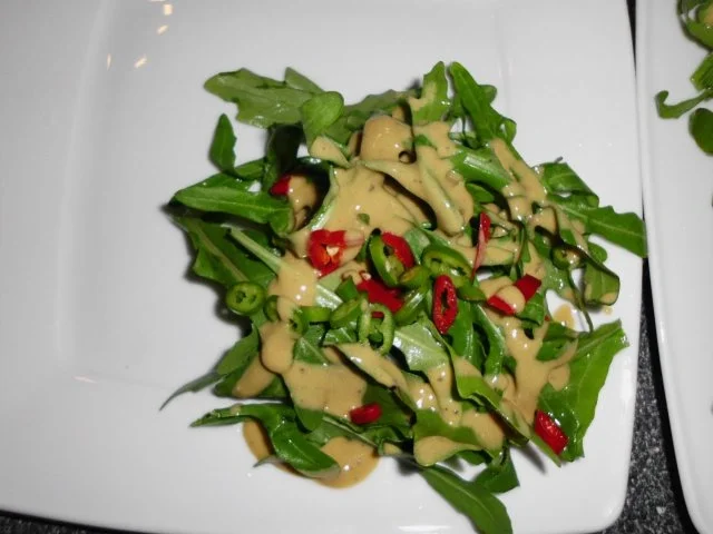 Rezept: Roastbeef mit karamellisierten Walnüssen, dazu Rucola mit Dressing und Basilikum Tomaten Bild Nr. 7 Roastbeef mit karamellisierten Walnüssen, dazu Rucola mit Dressing und Basilikum Tomaten - Rezept - Bild Nr. 7