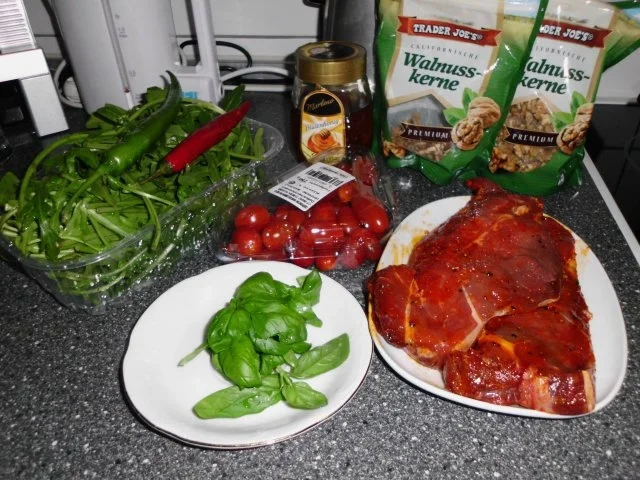 Rezept: Roastbeef mit karamellisierten Walnüssen, dazu Rucola mit Dressing und Basilikum Tomaten Bild Nr. 2 Roastbeef mit karamellisierten Walnüssen, dazu Rucola mit Dressing und Basilikum Tomaten - Rezept - Bild Nr. 2